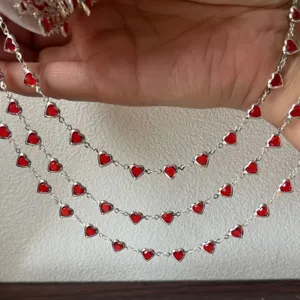 Catena argentata multistrato con cristalli di cuore rosso per creazione di gioielli fai da te.
