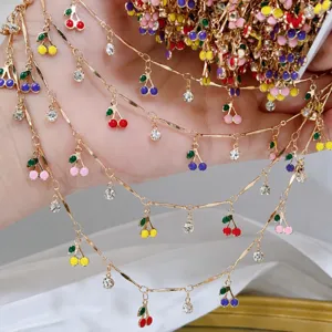Catena DIY dorata con bellissimi ciondoli a ciliegia in smalto e strass brillanti.