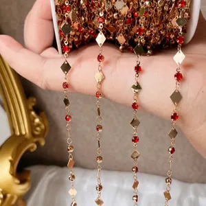Catena in rame fai da te con piastre metalliche a rombo e strass rossi per accessori da sposa.