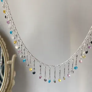 Vue détaillée d'accessoire de chaîne à franges en zircon coloré DIY pour vêtements.