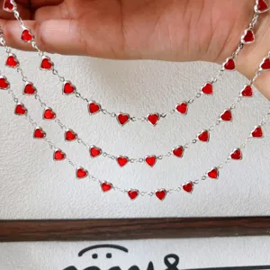 Catena di cuori rossi multistrato braccialetto collana rame accessori gioielli vista principale.