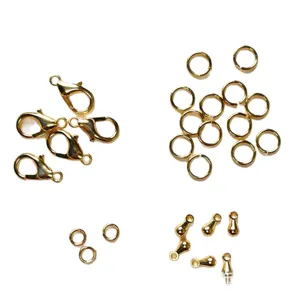 Set di componenti per gioielli dorati con moschettoni e anellini di apertura resistenti.