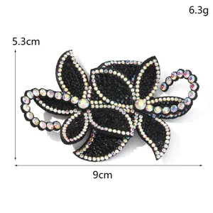 Nahaufnahme eines bunten Strass-3D-Blumenflicken für DIY-Kleidung und modische Accessoires.