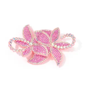 Detailaufnahme des pinken Strass Blumenaufnähers mit glitzernden Kristallen für DIY.
