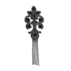 Nahaufnahme Detail von Vintage Hofstil schwarzem Strass Applikation und glitzernden Quasten.