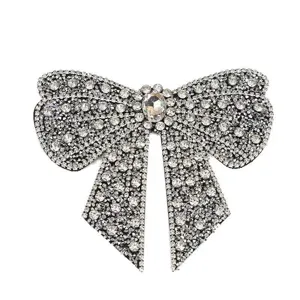 Nahaufnahme eines funkelnden Strass-Schleifen-Applikations, handgemachter Kristallflicken.