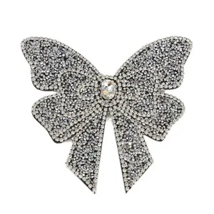Nahaufnahme eines glitzernden Kristall-Strass-Schmetterlings-Aufnähers für DIY-Kleidung.