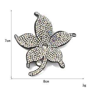 Dettaglio toppa fiore di strass, applicazioni di cristallo scintillanti per abbigliamento.