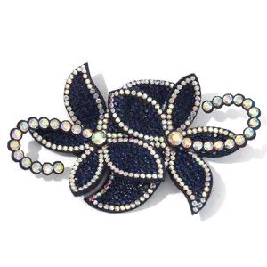 Nahaufnahme eines glitzernden blauen Strass-Blumenaufnähers, Applikation für DIY und Kleidung.