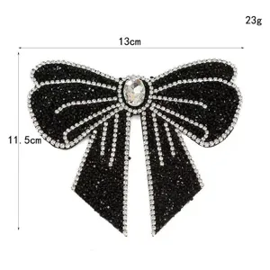 Schwarze Strass-Schleife Detailansicht, Glitzer Applikation und Perlenbesatz fuer Kleidung DIY.