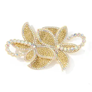 Detailaufnahme von Strass-Blumen-Aufnähern, glänzende Kristall-Applikation für Taschen und Kleidung.