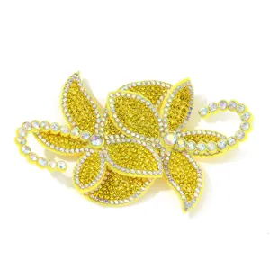 Strass Blumen Applikation Detailansicht glitzernde Kristalle Stoff Aufnäher Zubehör