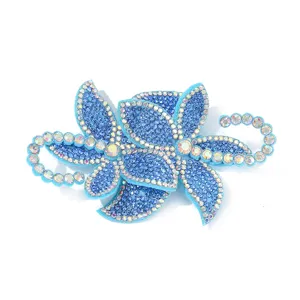 Nahaufnahme Detail des glitzernden blauen Strass Blume Stoff Flicken DIY Kleidung Zubehör