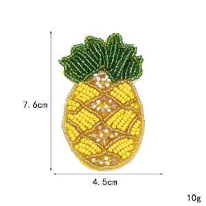 Detailansicht des handgefertigten Perlen-Ananas-Aufnähers als Kristall-Frucht-Zubehör.
