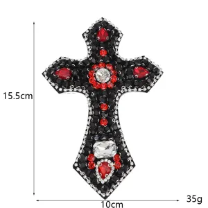 Detailaufnahme Strass-Kreuz-Aufnäher, schwarzer Stoff mit roten und klaren Kristallen für DIY-Kleidung.