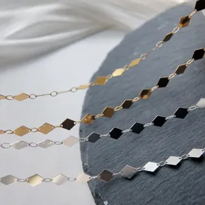 Detailaufnahme von DIY rautenformigen Metallketten, elegantes Finish fur Schmuckherstellung.