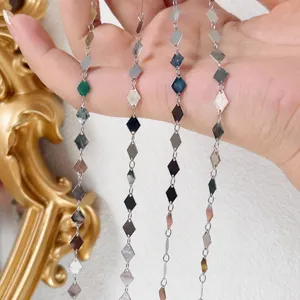 Nahaufnahme glänzender Kupferdiamantkette für DIY Hanfu Haarschmuck und Bastelarbeiten.