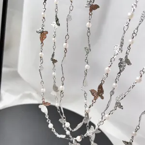 Catene per gioielli fai da te con farfalle smerigliate e perle bianche per collane e bracciali.