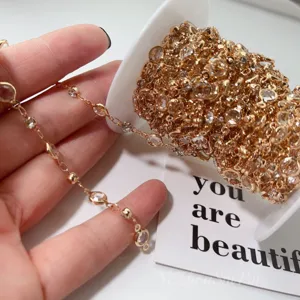 Detailaufnahme der 6mm Strass-Fusskette, goldfarbene Messing-DIY-Schmuckzubehoer Kette.
