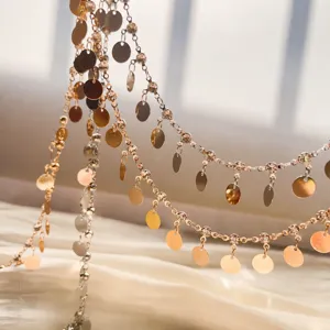 Catena artigianale in rame strass tondo paillettes dettaglio, accessorio gioiello stile antico.