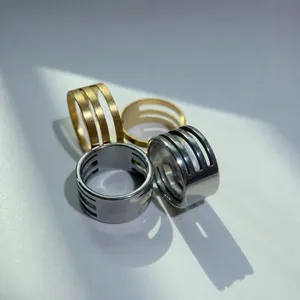 Nahaufnahme von Edelstahl DIY Schmuck Ring Verschlüssen mit Metallfinish und Schlitzen.