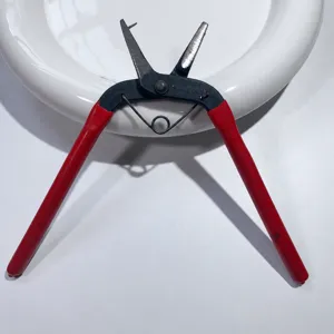 Primo piano della pinza per gioielli DIY multifunzionale con manici rossi e molla.