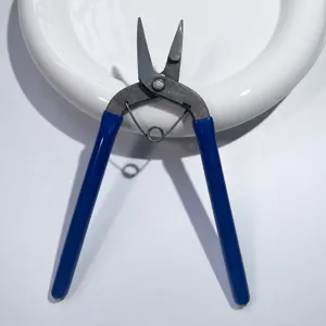 Vista dettagliata della pinza multifunzionale per gioielli fai da te con manici blu.