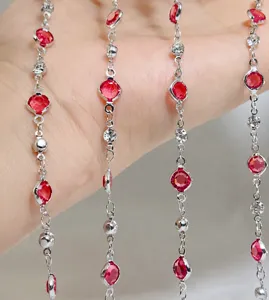 Nahaufnahme Detail der 6mm Strass DIY Perlenkette, glänzende rote Kristalle und Kupferglieder.