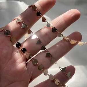 DIY roségold gestempelte Kettenkomponenten mit zarten Herz-, Dreieck- und runden Scheibenmotiven.