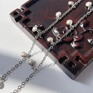 Dettaglio ravvicinato di catena in rame con perle da 4mm per accessori per capelli fai da te.