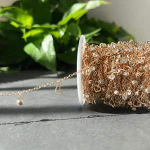 Dettaglio catena DIY cuore strass oro rosa, materiale per creazione gioielli e componente sfuso.