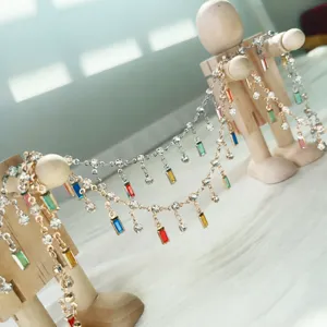 Catena per collana DIY artigianale con zirconi quadrati colorati e ciondoli in strass lucidi.