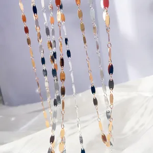 Catena con paillettes ovali in rame per gioielli fai da te, vista sospesa multicolore.