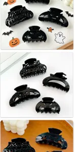 Λεπτομερής όψη από μαύρα κλιπ μαλλιών Halloween με σχέδια ιστού αράχνης και κολοκύθας.