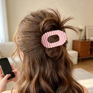 Pince à cheveux rose à rayures ondulées accessoire mignon pour coiffure quotidienne femme.