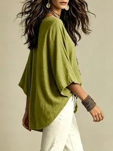 Haut de femme ample décontracté unicolore col en V vert olive manches 3/4 détail.
