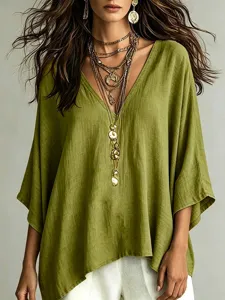 Haut ample et decontracte uni pour femme avec col en V, colliers dores et boucles d'oreilles.
