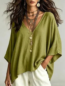 Vue détaillée du haut d'automne ample et décontracté à col V pour femme en vert olive élégant.
