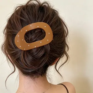 Élégante pince à cheveux ovale française à pois pour femmes, accessoire coiffure chic.