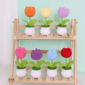 Ensemble de pots de tulipiennes au crochet faites à la main, fleurs en laine sur support en bois.