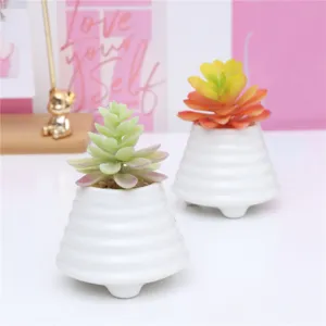 Piante succulente artificiali in vaso bianco scanalato, ideali per decorare la casa e ufficio.