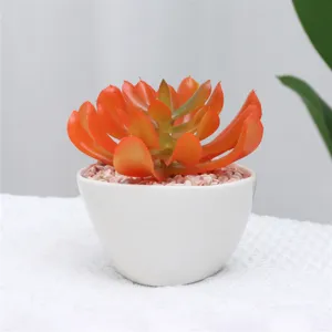 Planta suculenta artificial en maceta de cerámica blanca, ideal decoración hogar oficina.