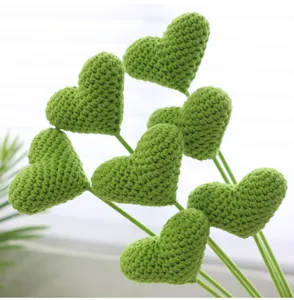 Fleur cœur verte crochetée à la main, détail de tige douce pour décoration d'intérieur DIY.
