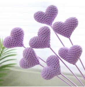 Tige de fleur de cœur au crochet violette faite à la main pour décoration de mariage.