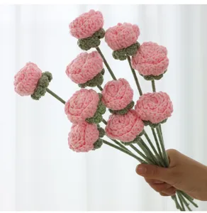 Ramo de rosas rosas de ganchillo hechas a mano con tallos verdes para decoración del hogar y bodas.