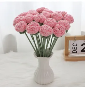 Ramo de rosas rosas de ganchillo hechas a mano con jarrón de cerámica blanca para decoración