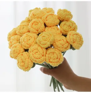 Ramo de rosas amarillas de ganchillo hecho a mano flores de hilo tejido para decoración.
