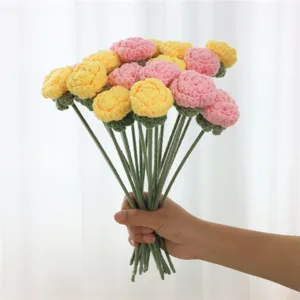 Ramo de rosas de ganchillo hecho a mano tejido decoración del hogar vista principal.