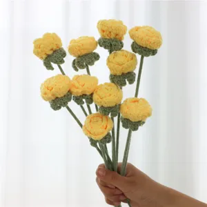 Ramo de rosas amarillas de ganchillo hecho a mano, flores artificiales de lana para decoración.