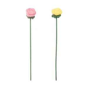 Flor de rosa tejida a crochet hecha a mano con tallo verde largo para decoración del hogar.
